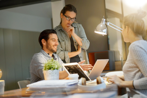 Pilote drone professionnel en briefing avant mission — prestation drone Orléans Centre-Val de Loire